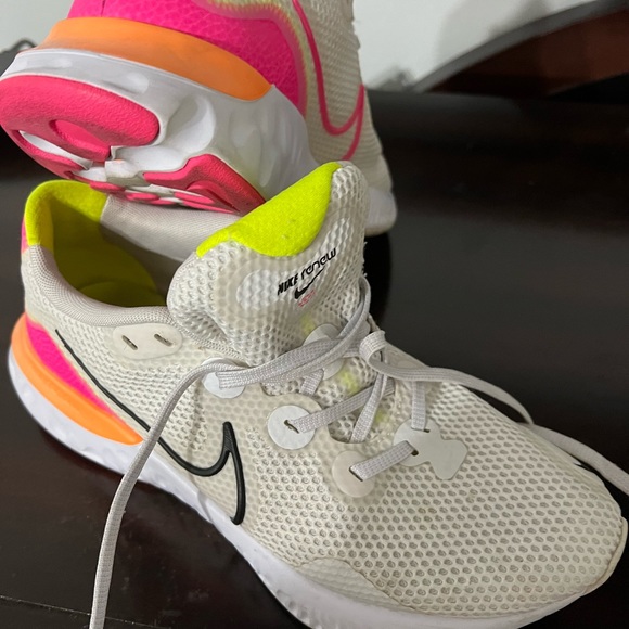 Nike used but good conditon! - Picture 3 of 4